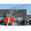 Opblaasbaar cadeau gevuld met ballonnen
