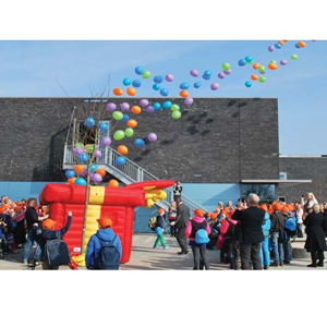 Opblaasbaar cadeau gevuld met ballonnen