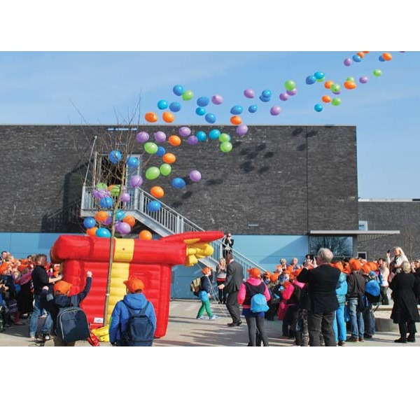 Opblaasbaar cadeau gevuld met ballonnen