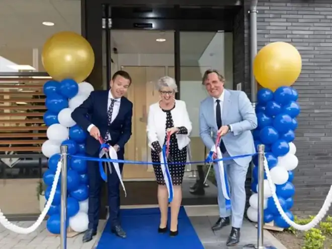Lintje doorknippen bij opening